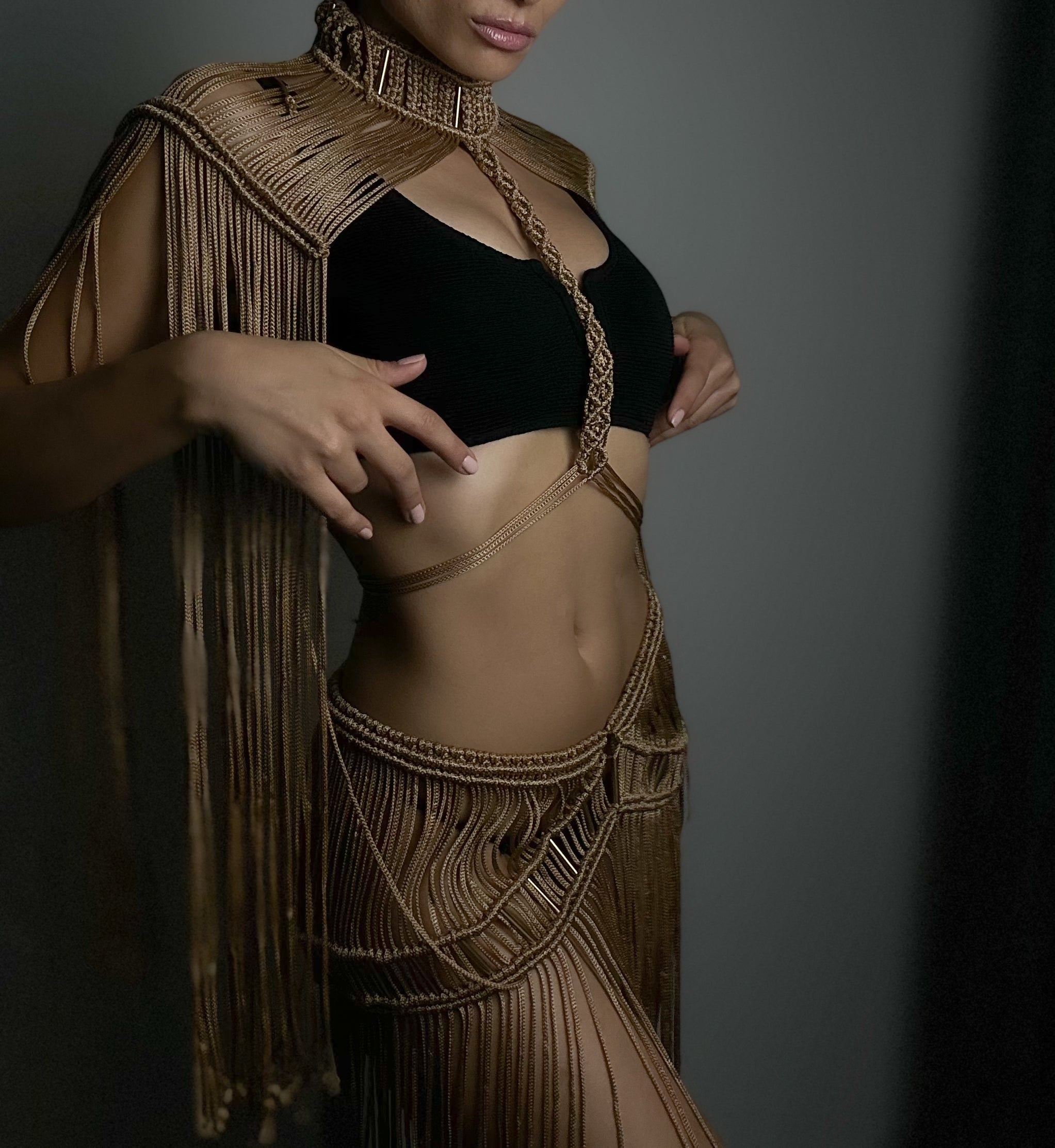 Аристократичен сет „Golden Fringe“ – раменна част с ресни, чокър и пола