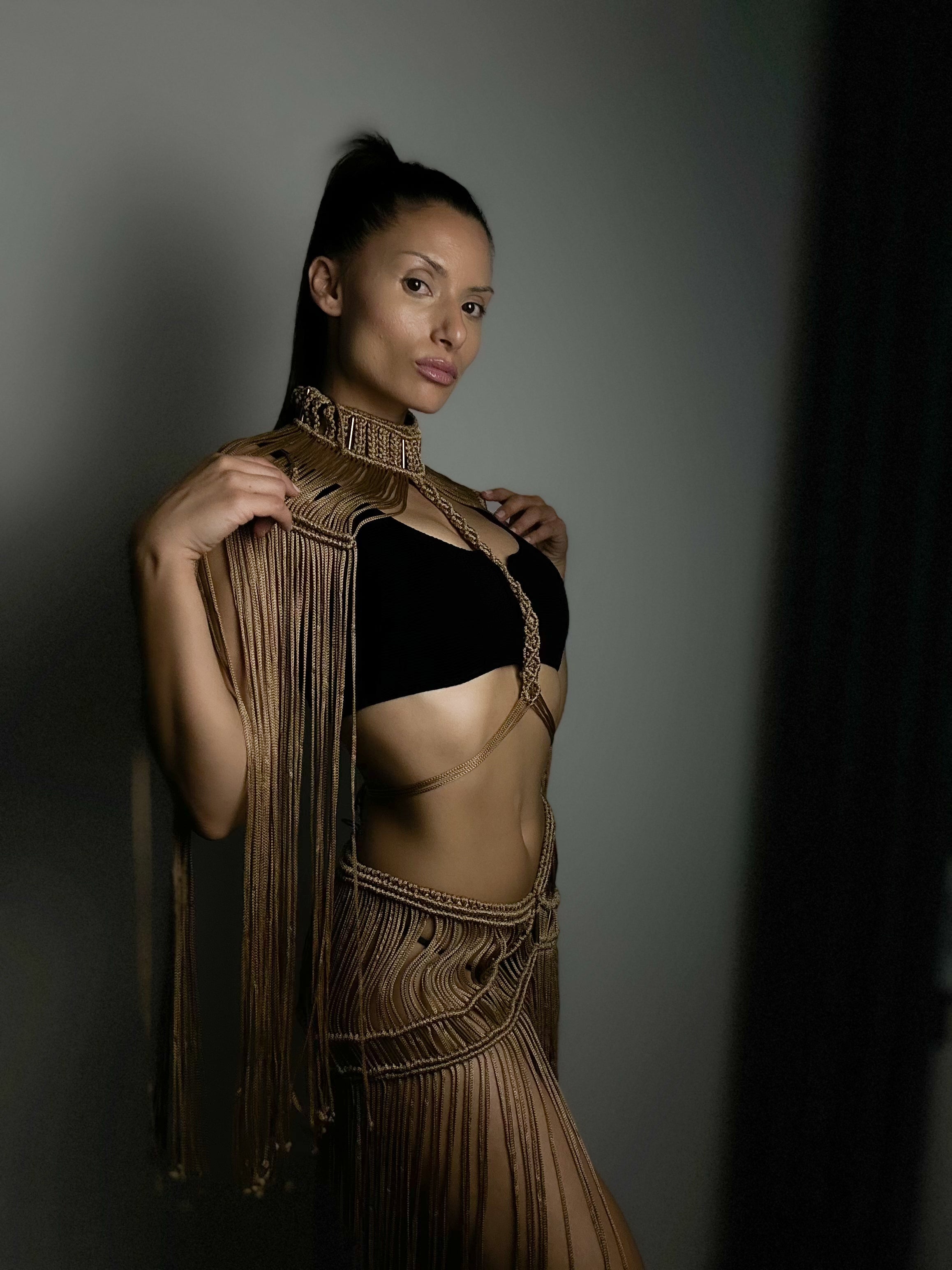 Аристократичен сет „Golden Fringe“ – раменна част с ресни, чокър и пола