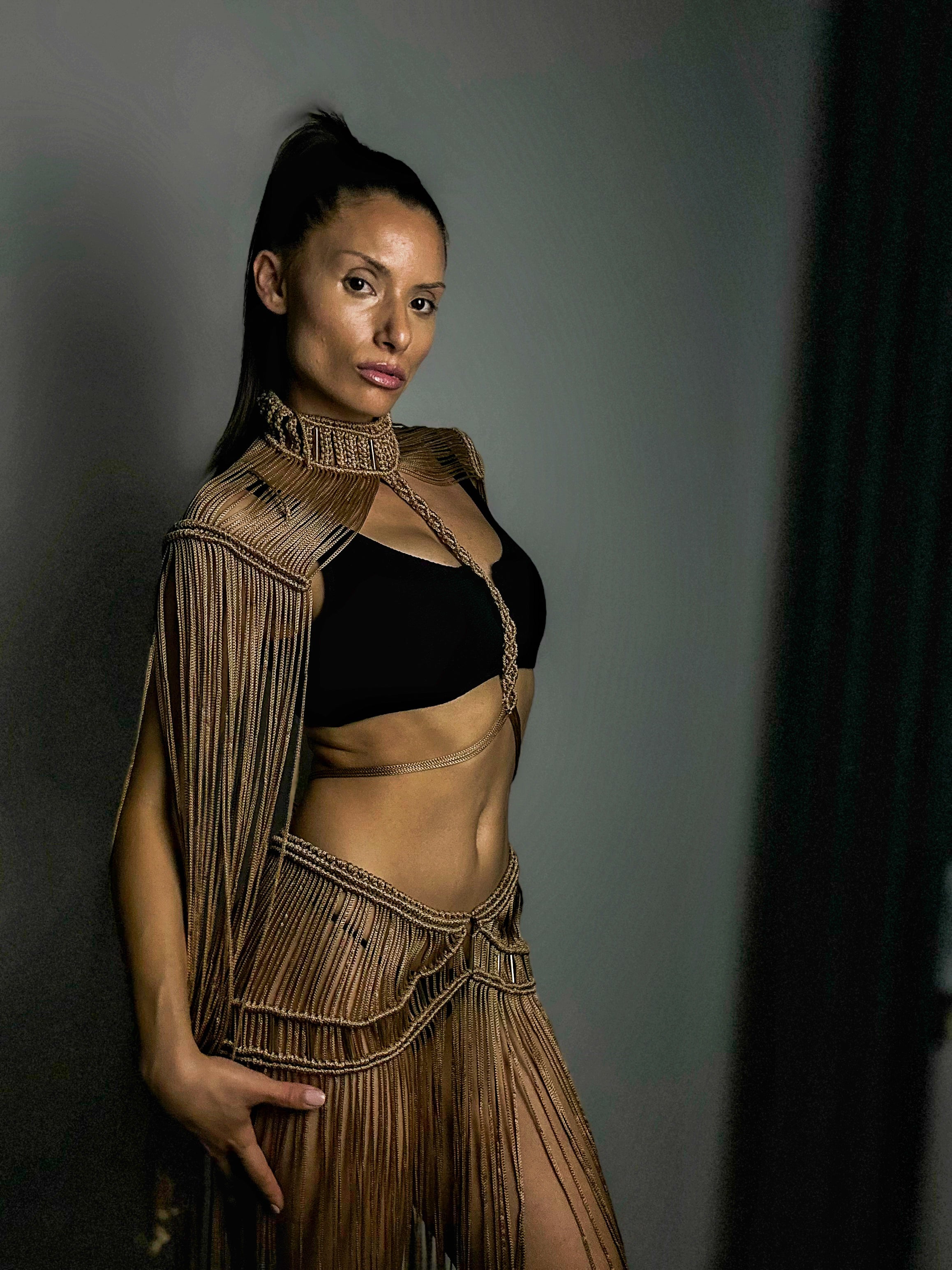 Аристократичен сет „Golden Fringe“ – раменна част с ресни, чокър и пола