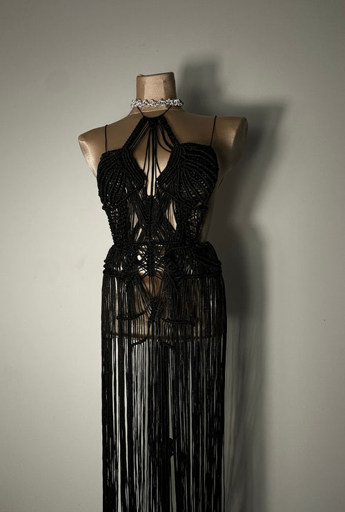 Дълга черна вечерна рокля с блестящи частици и ресни