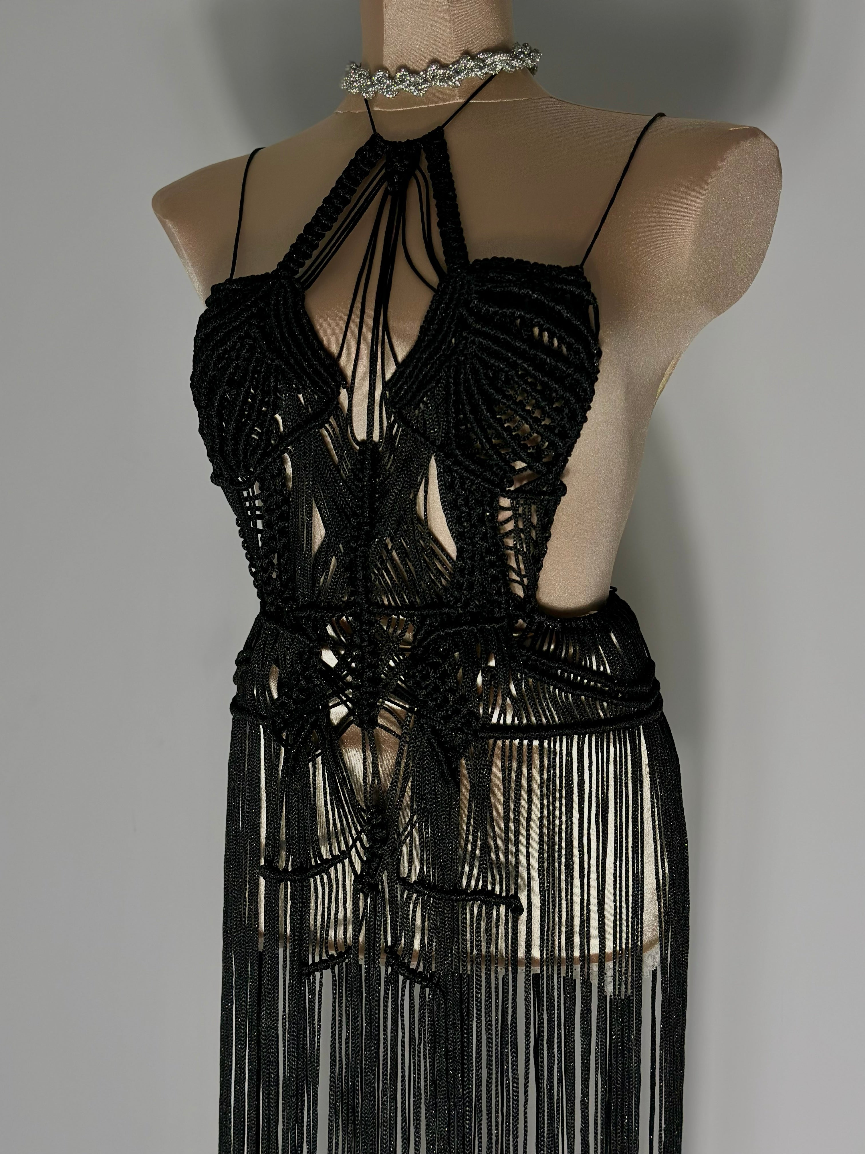 Дълга черна вечерна рокля с блестящи частици и ресни